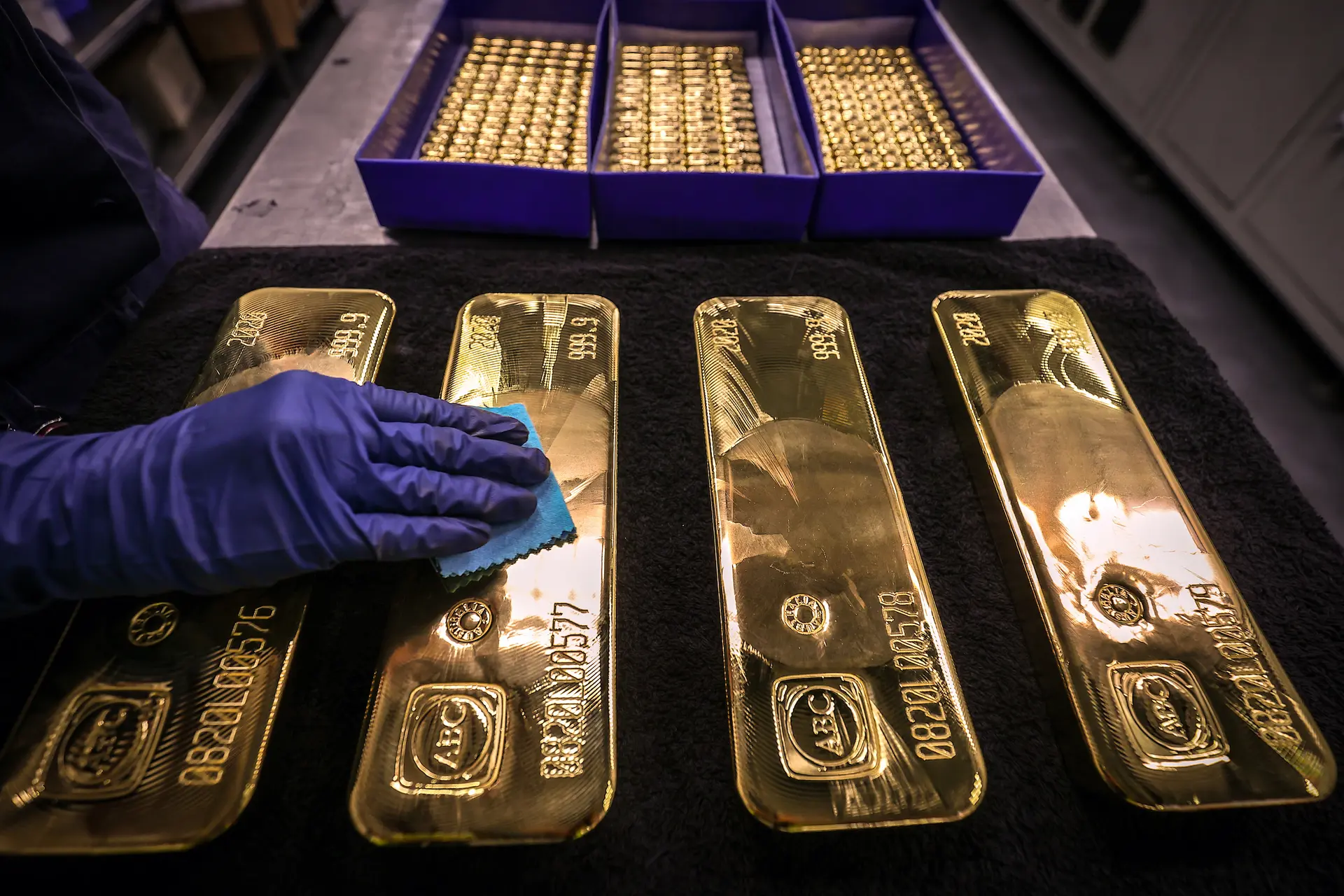 Gold closes above $2,000 upon settlement